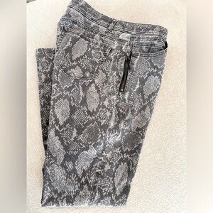 Wit & Wisdom skinny jeans, mid rise, zip pockets. Excellent condition. Size 10